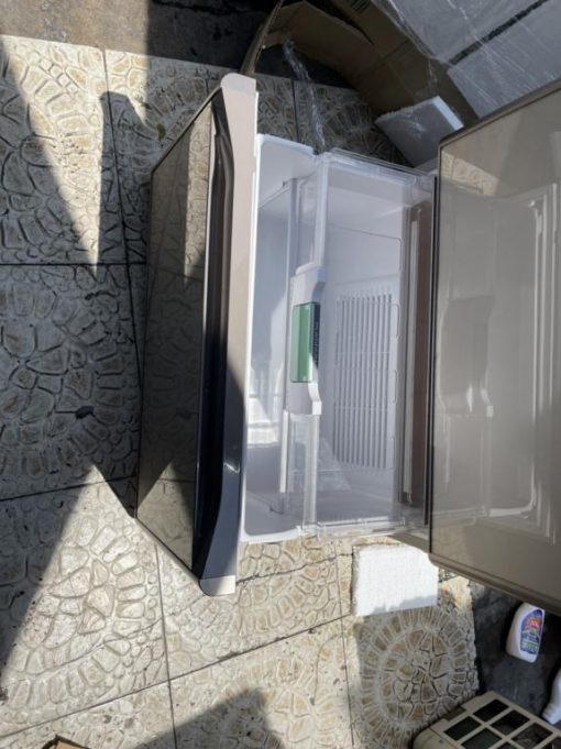 Bên trong ngăn dưới cùng Tủ lạnh Hitachi R-G4800F 475L, màu vàng cát, 2015