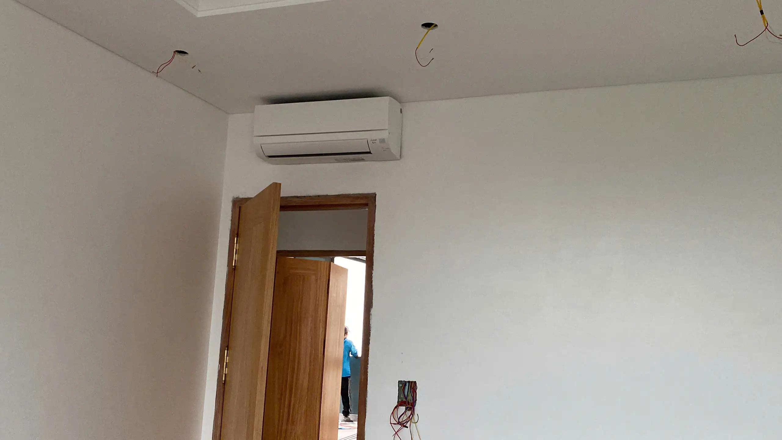 Hoàn thành lắp đặt dàn lạnh treo tường máy lạnh Mitsubishi nội địa Nhật cho phòng ngủ