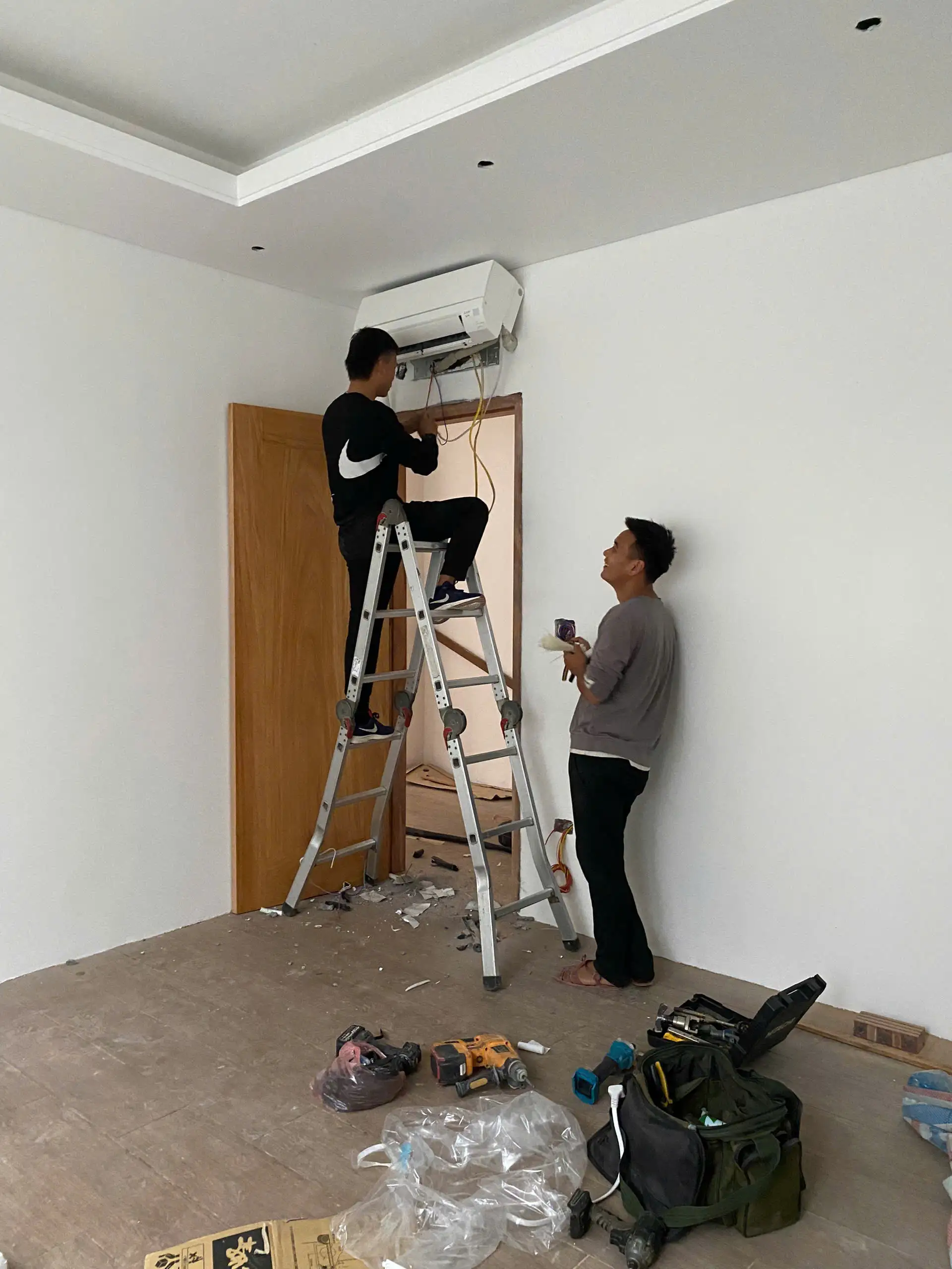 Từ Sài Gòn ra Nam Định lắp đặt máy lạnh Mitsubishi Electric
