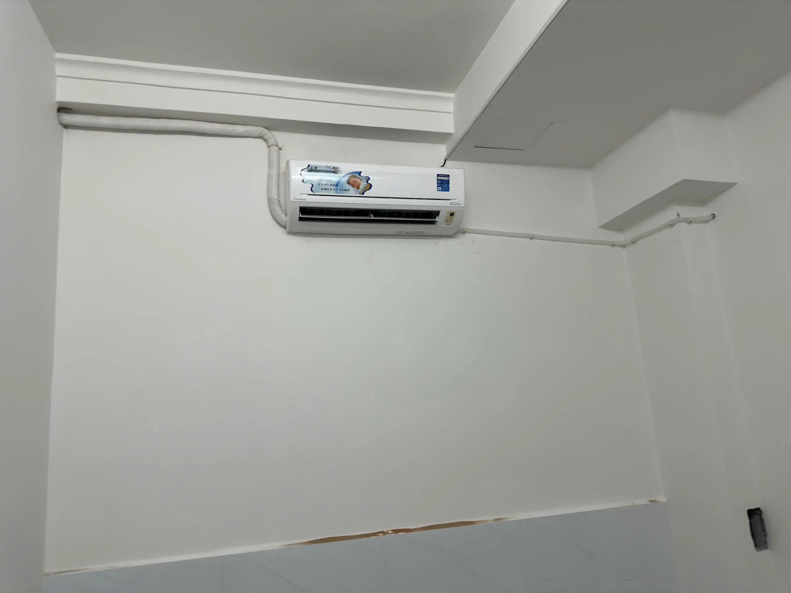 Dàn lạnh được lắp cố định đúng vị trí, căn chỉnh thăng bằng và đảm bảo hướng gió tối ưu